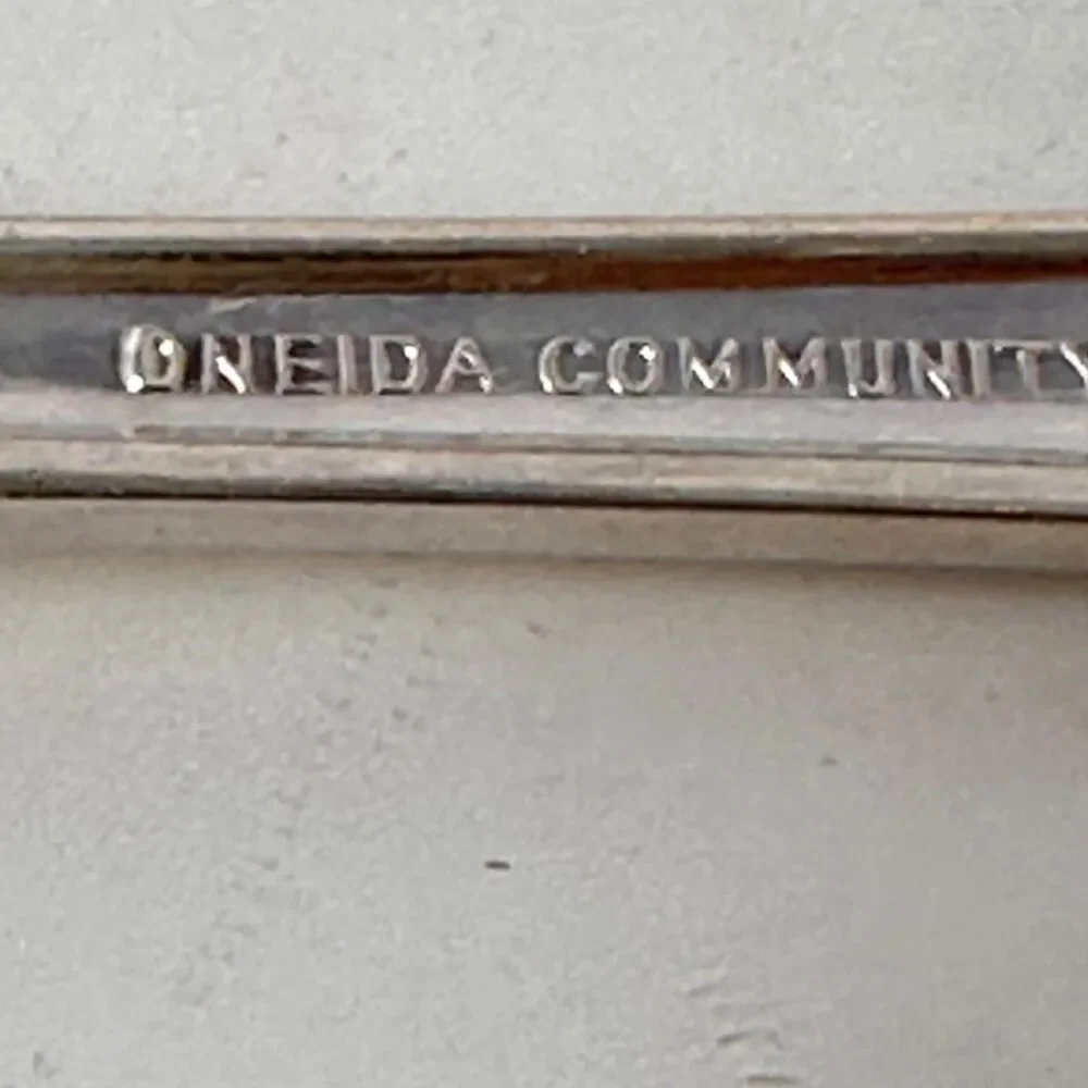 Oneida Tudor Plate Queen Bess 2 Silverplate Flatware 7 Piece Silverware Set 1946